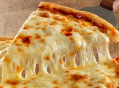 Pizza met gesmolten kaas