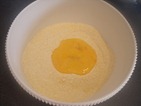 Meng de ingrediënten, maak een kuiltje en doe daarin het losgeklopte ei