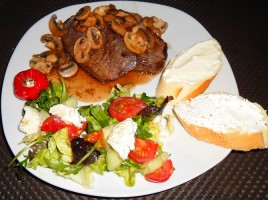 Biefstukjes-salade-gevulde-paprika-en-stokbroodjes-met-diverse-kruidenkaasjes_thumb.jpg