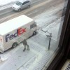 Kerstkalkoen neemt wraak op willekeurige UPS man